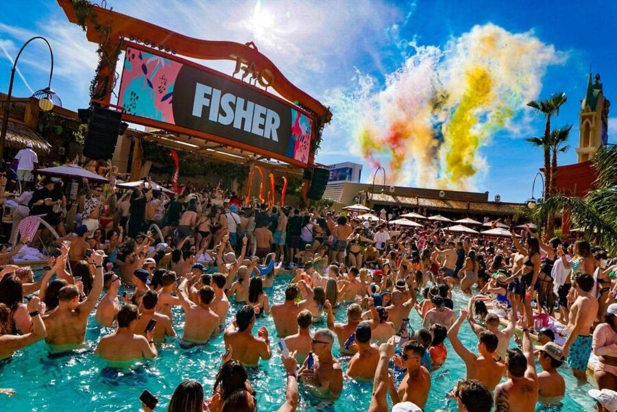 Las Vegas: Pool Party Crawl by Party Bus - Meeting at Mandalay Bay and getting started