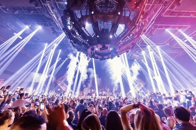 Las Vegas: VIP Club Crawl with Party Bus, Express Entry & Drinks - Finishing at a major nightclub