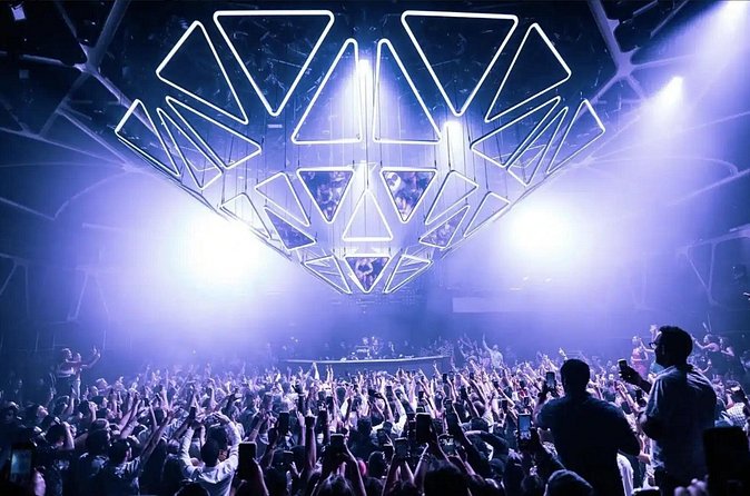 Las Vegas: VIP Club Crawl with Party Bus, Express Entry & Drinks - Who will get the most from this $99 experience