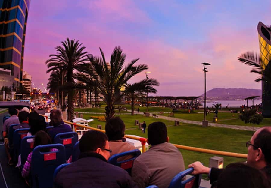Lima : City tour 360° Panoramic bus - Sightseeing Tour - Entering the colonial center at San Martín Plaza
