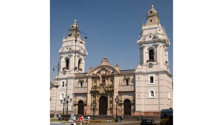 LIMA WALKING TOUR CATACOMBS FROM MIRAFLORES, HISTORICAL CENTER, WINES+BUS - Churros, local food advice, and a small taste of Lima