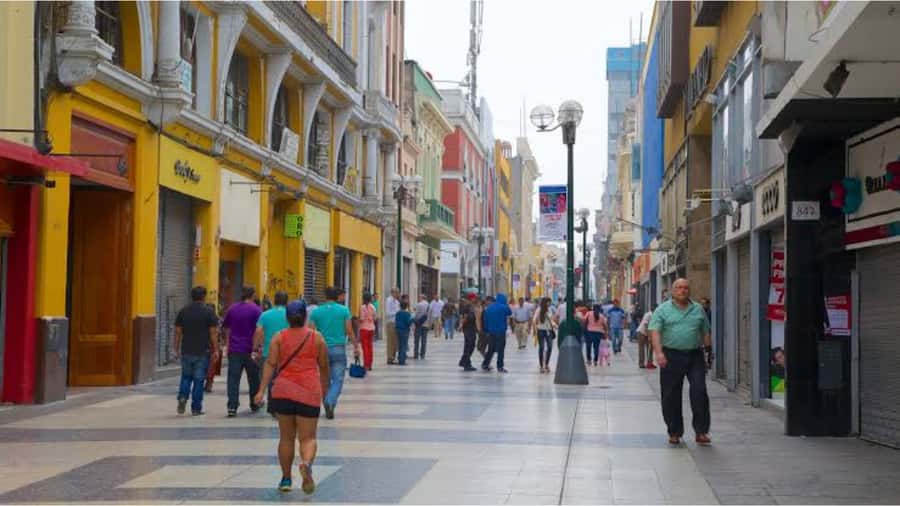 LIMA WALKING TOUR CATACOMBS FROM MIRAFLORES, HISTORICAL CENTER, WINES+BUS - Guide quality and group style