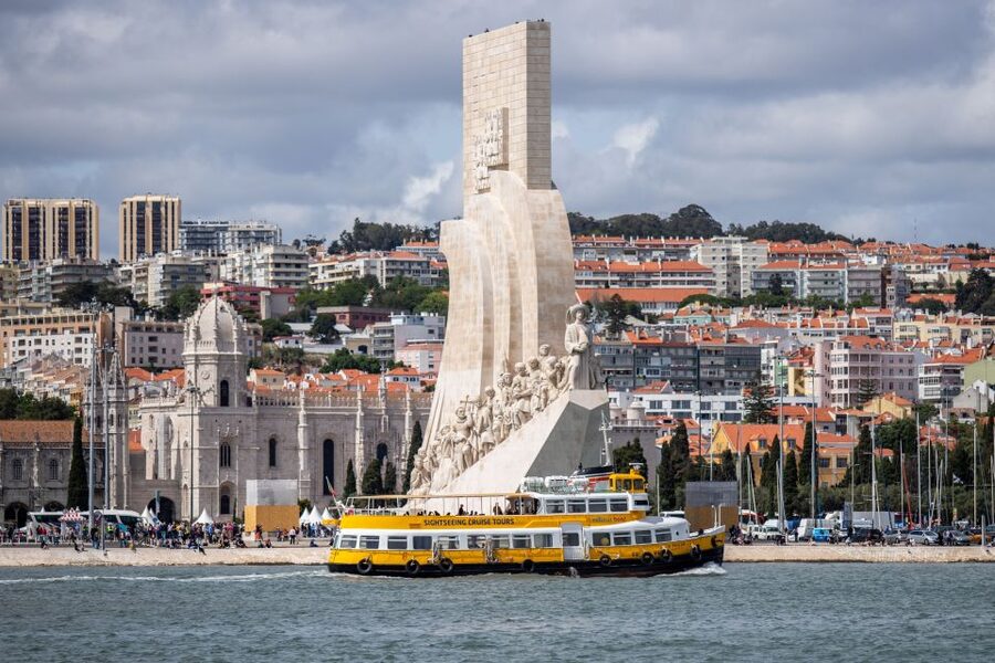Lisbon: Boat Tour Ticket and Hop-on Hop-off 48-Hour Bus. - Comfort, audio guides, and common snags