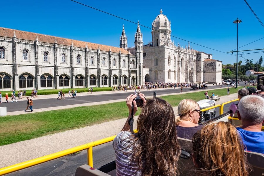 Lisbon: City Sightseeing Hop-On Hop-Off Bus Tour - Squares, gardens, and cathedrals between bus rides