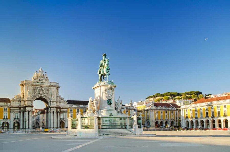 Lisbon: Tuk Tuk Hop-On Hop-Off Tour - The Cathedral and the old city center