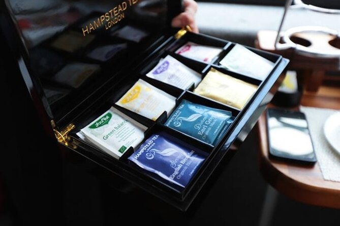 London Afternoon Tea Bus with Panoramic Tour - Service, atmosphere, and the human touch