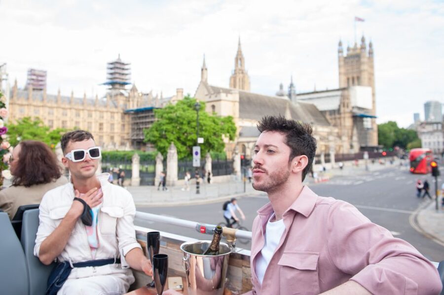 London: Bar Bus Tour by Tootbus - Alcohol rules and the Challenge 25 policy