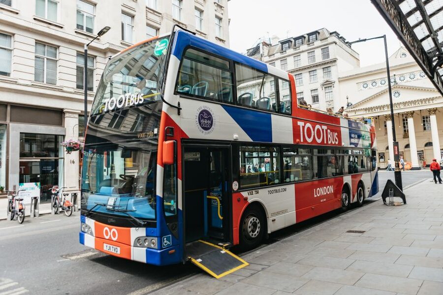 London: Children's Open Top Bus Tour - Live guides make the difference