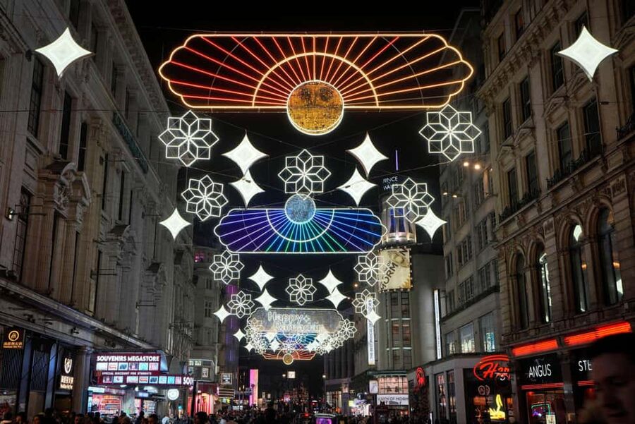 London: Christmas Lights Tour by Vintage Bus - Music, commentary, and the character of the guides