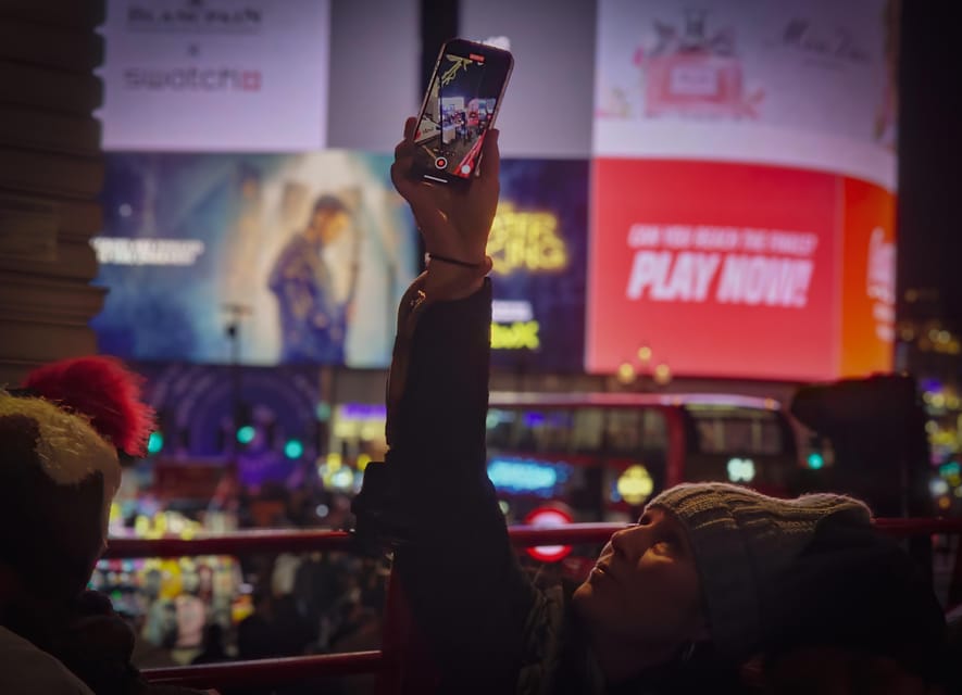 London: Christmas Lights Tour by Vintage Double-Decker Bus - The live commentary makes the difference