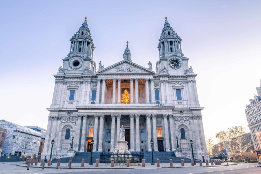 London: Full-Day Sightseeing Bus Tour with River Cruise - The guide, coach, and pace