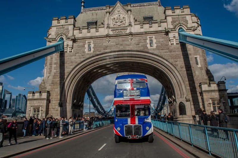 London: Great British Afternoon Tea Bus Tour - Trafalgar Square and Piccadilly Circus