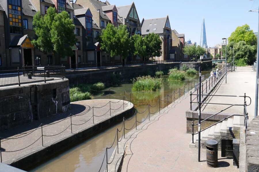 London: James Bond Small Group Mini Coach Tour - No Time to Die locations and the changing Bond era