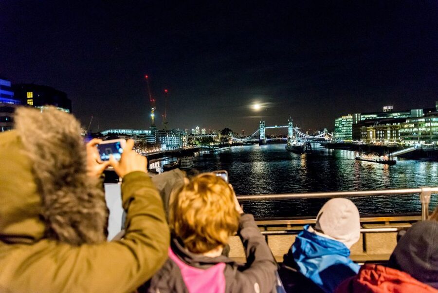 London: Nighttime Open-Top Sightseeing Tour with Live Guide - What the live guide adds