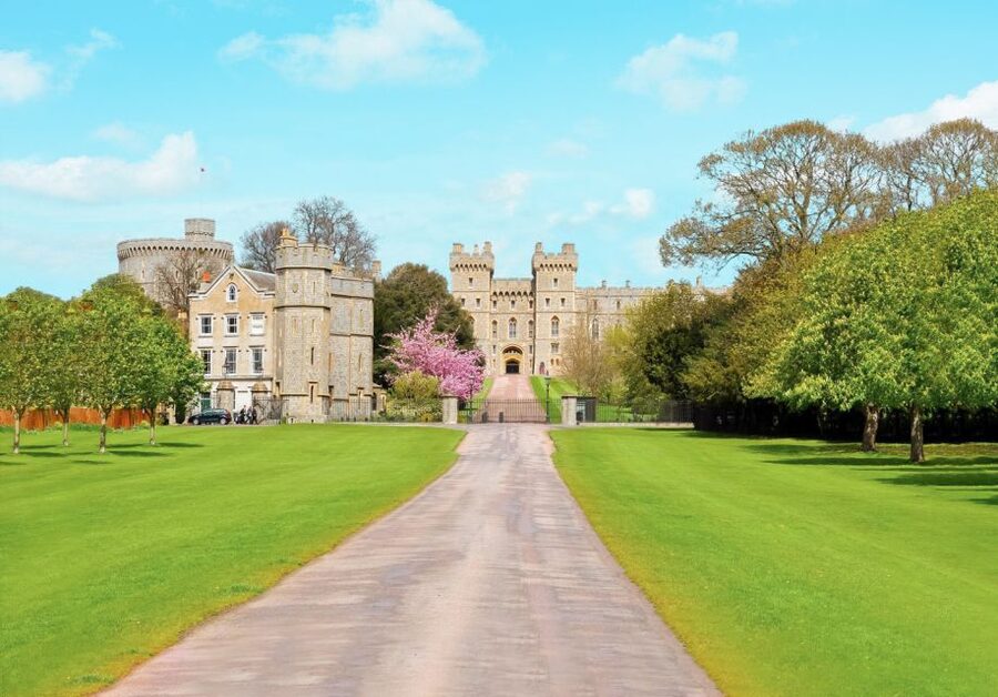 London: Stonehenge, Windsor, and Bath Day Trip by Bus - Who should book this tour?