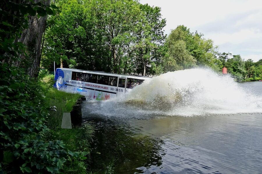 Lübeck: 1-Hour Splash Bus City Tour - The splash into the Trave