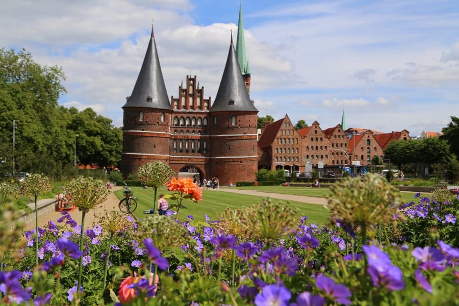 Lübeck: 1-Hour Splash Bus City Tour - Seeing the seven towers from the river
