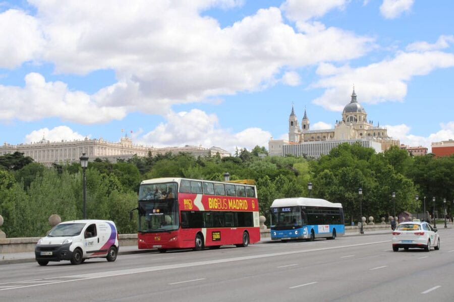 Madrid: Open-Top Big Bus Sightseeing Tour with Live Guide - Why this bus ride works well in Madrid