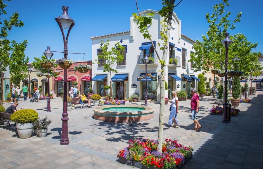 Mallorca: Fashion Outlet Shopping Excursion by Bus - Restaurants and a break from the racks