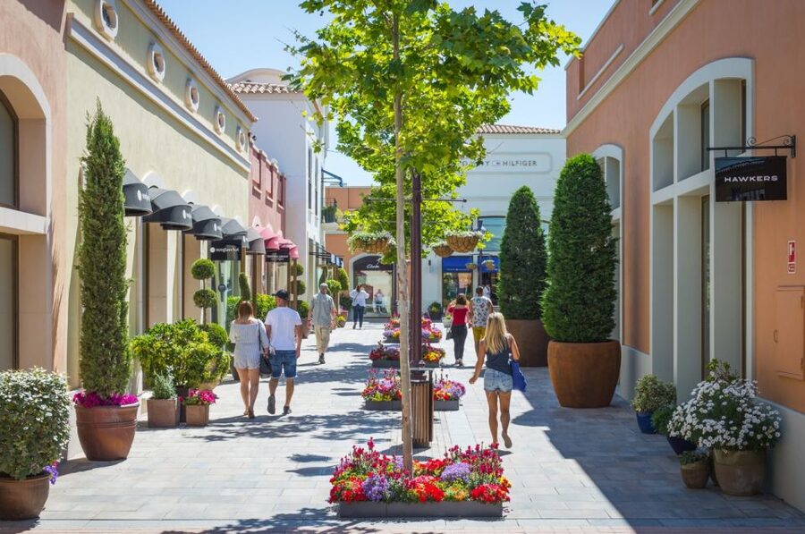 Mallorca: Fashion Outlet Shopping Excursion by Bus - What the day feels like in practice