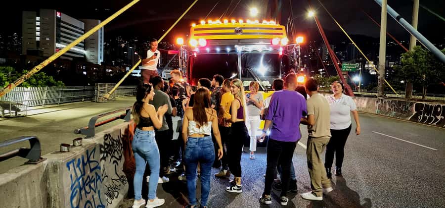 Medellin: Rumbero Party Bus with all the beer you can drink - Puente de la 4 Sur and Medellin after dark
