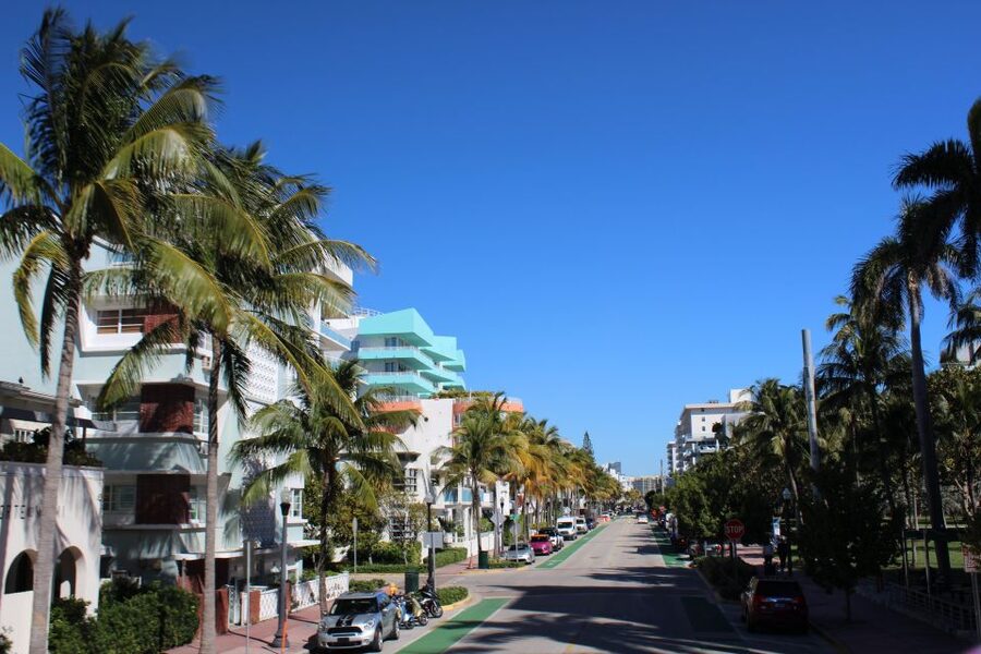 Miami : Bus, Boat & Walking Tour the Ultimate City Discovery - South Beach combines photos, sand, and Art Deco style