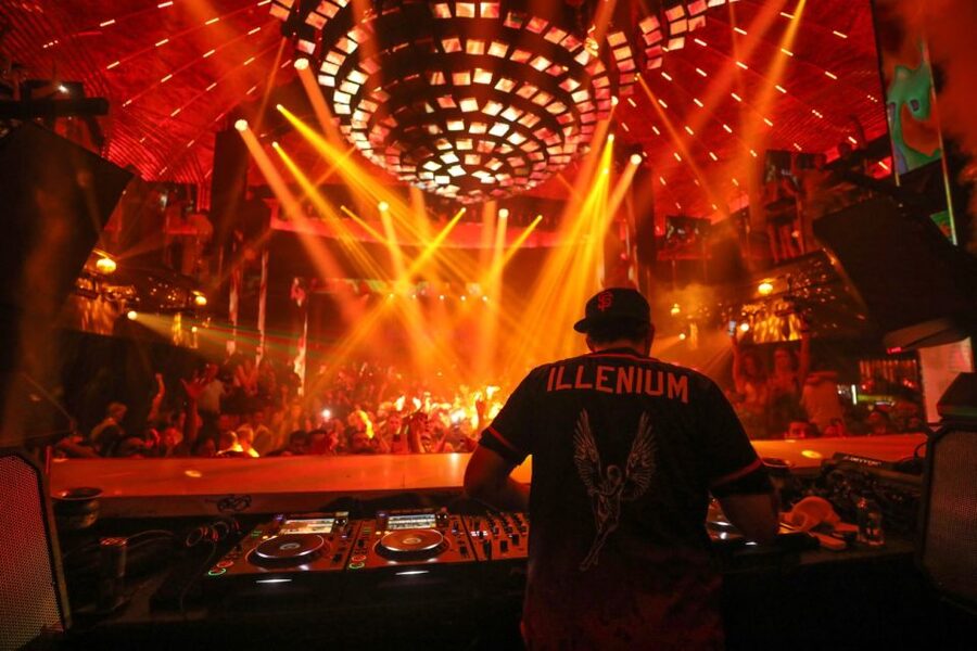 Miami: Party Bus, Club Entry, and Open Bar Night Experience - Moving on to the main nightclub