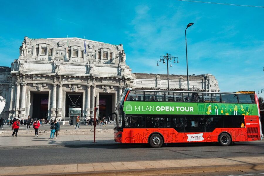 Milan: Skip-the-Line Duomo Guided Tour & Hop-on Hop-off Bus - Meeting your guide near 12Oz Coffee Joint