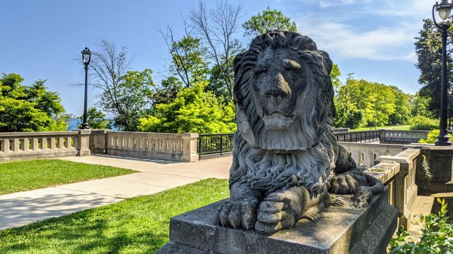 Milwaukee: Sightseeing Bus Tour - Guide Mike and the small-group format