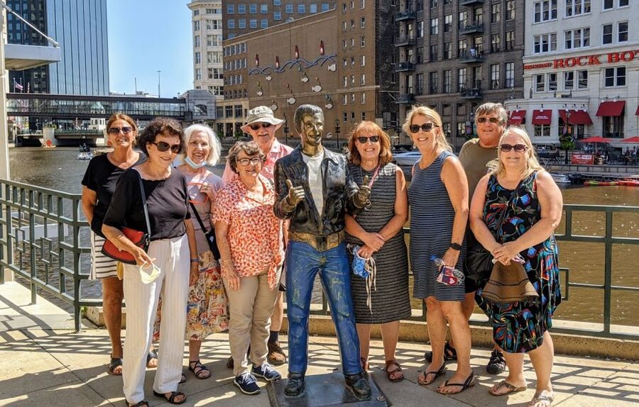 Milwaukee: Sightseeing Bus Tour - Black Cat Alley and the East Side pause