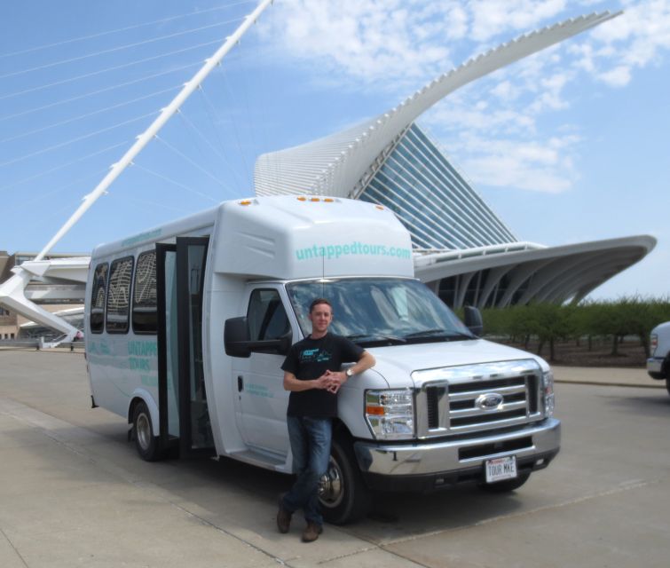Milwaukee: Sightseeing Bus Tour - City Hall, Pabst Theatre, and the downtown walk