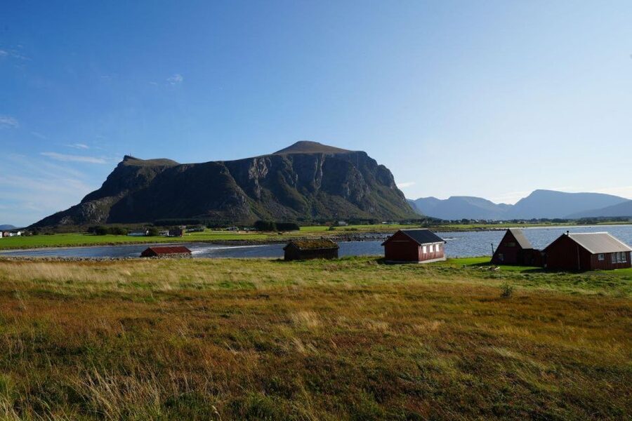 Molde: Atlantic Ocean Road & Varden Audio Guide Bus Tour - Audio guide or live commentary?
