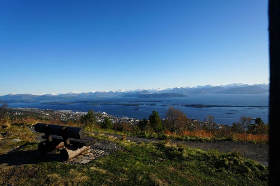 Molde: Atlantic Ocean Road & Varden Audio Guide Bus Tour - Starting at the right Molde pier