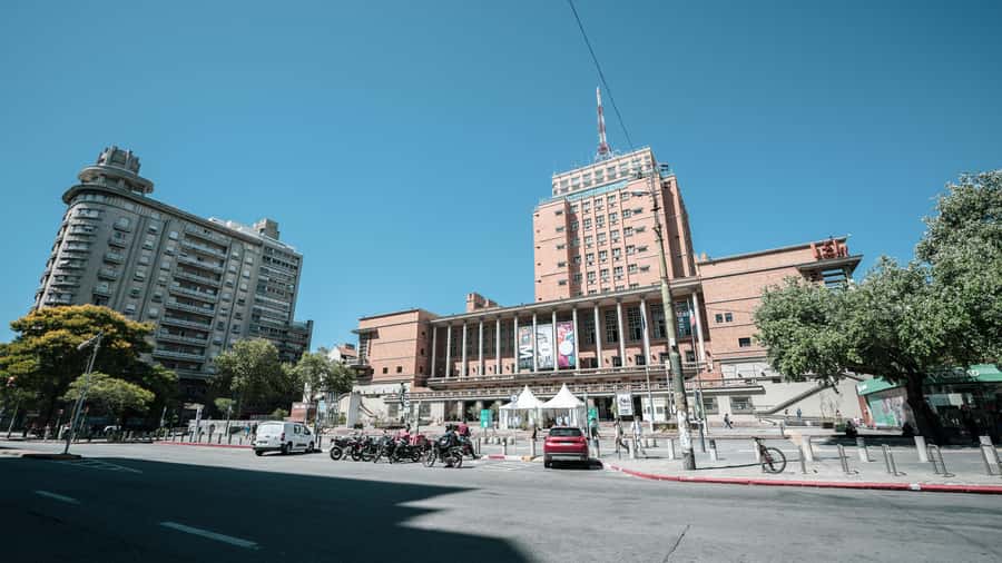 Montevideo: Sightseeing Hop-On Hop-Off Bus Tour - Audio, staff, buses, and the upper deck