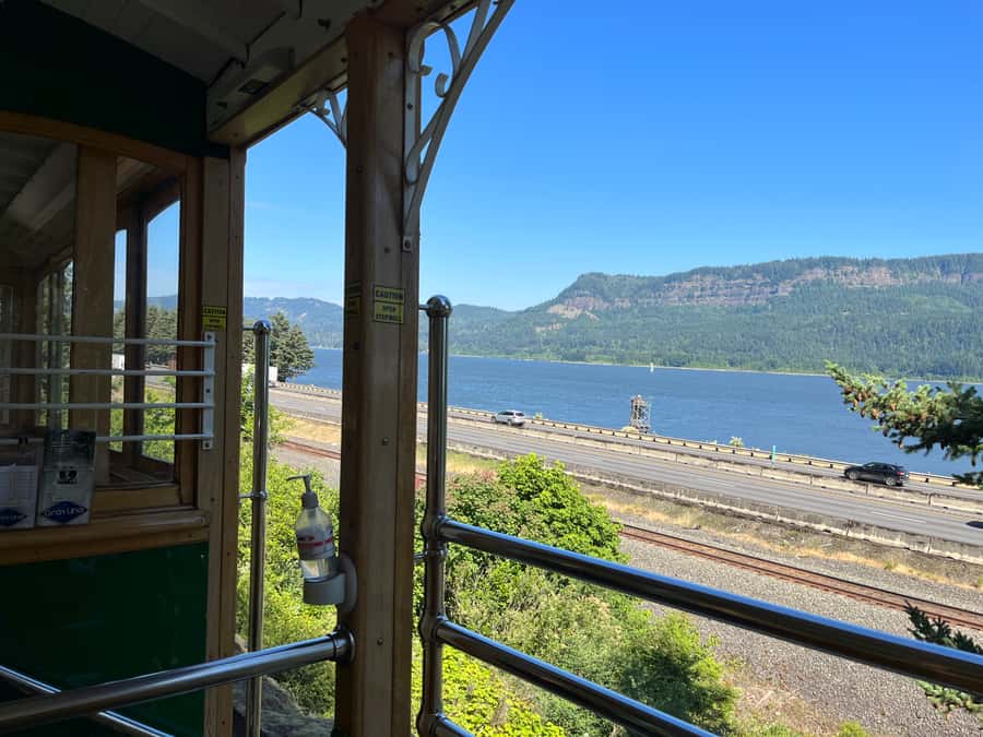 Multnomah Falls: Waterfall Corridor Hop-On Hop-Off Trolley - Crown Point gives the ride a strong opening