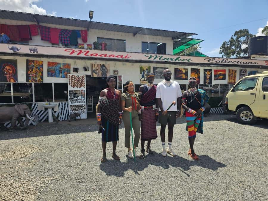 Nairobi: Hop on Hop off and Maasai market Collections Visit - Guides, Transport, and the Pace of the Day