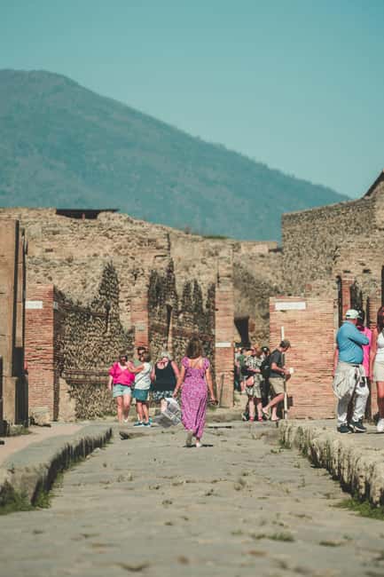 Naples:Pompeii SkiptheLine Ticket audioguide Round-Trip Bus - The direct ride from Naples to Pompeii