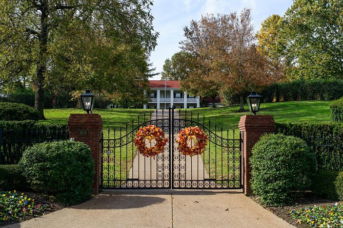 Nashville "Homes Of The Stars" Narrated Bus Tour with 30+ Celebrity Homes - Why the bus format works well