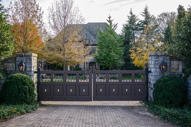 Nashville "Homes Of The Stars" Narrated Bus Tour with 30+ Celebrity Homes - The residential route and its famous addresses