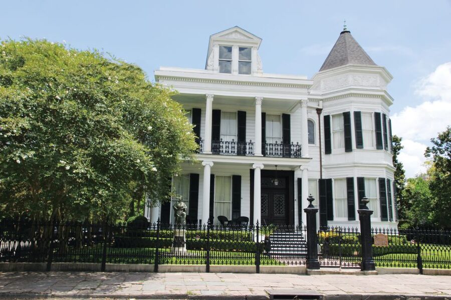 New Orleans: 2-Hour 15-Minute City and Cemetery Tour by Bus - The Garden District and the city’s grander homes