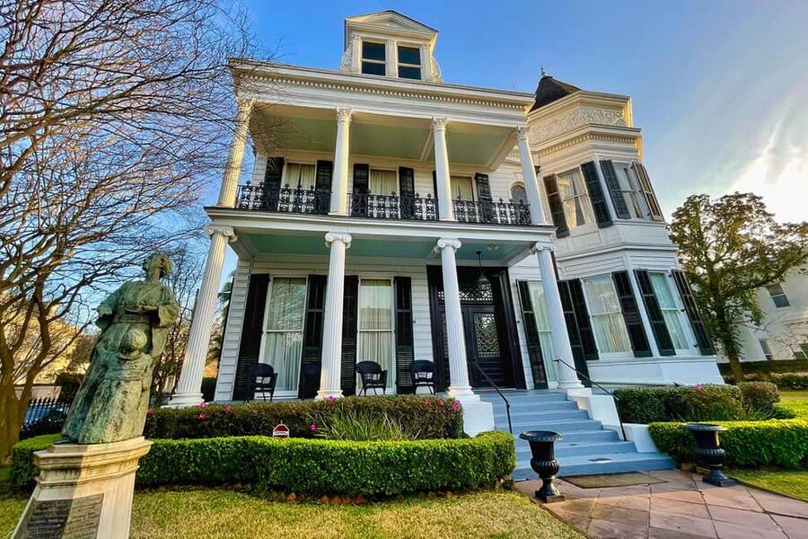 New Orleans: City and Cemetery Bus Tour Garden District Walk - Key points to know before booking