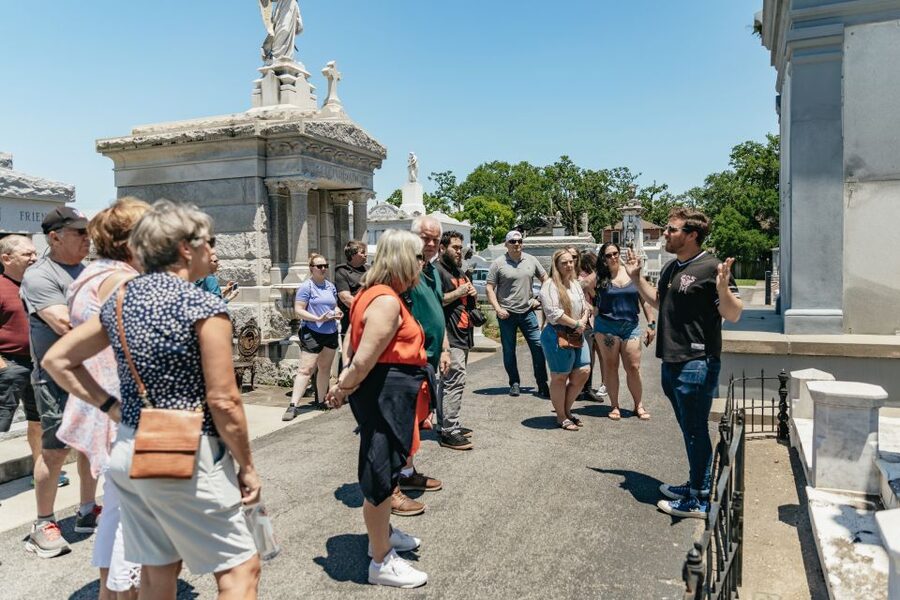 New Orleans: Sightseeing Bus Tour - Garden District homes and Magazine Street