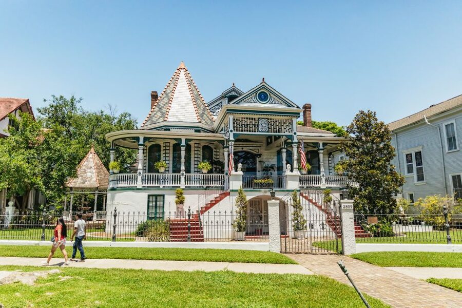 New Orleans: Sightseeing Bus Tour - The guides make or break the experience