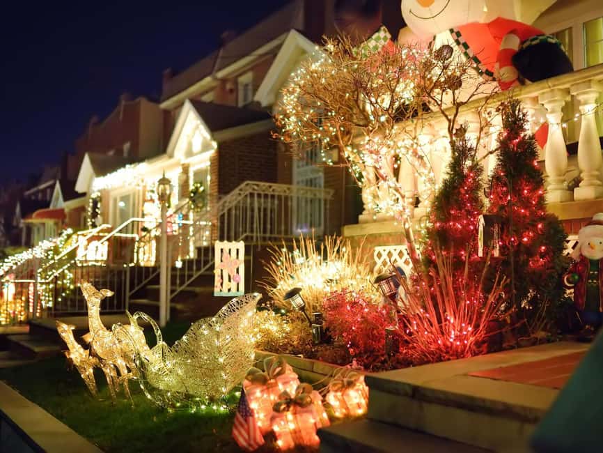 New York Christmas Lights Tour by BUS - Walking through Dyker Heights after dark