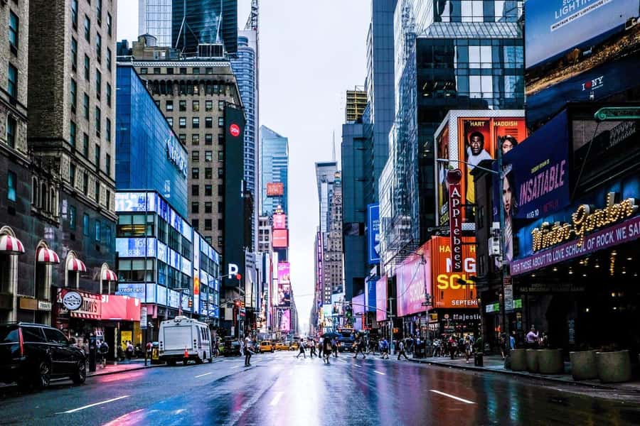 New York: Manhattan Guided Bus Tour - Uptown begins with Lincoln Center and the Dakota Building