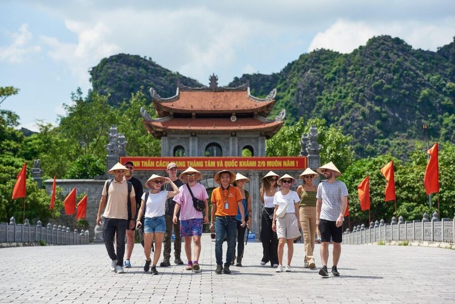 Ninh Binh 1 Day,HoaLu-Tam Coc-Mua Cave,Buffet Lunch,Limo Bus - The early ride from Hanoi to Ninh Binh