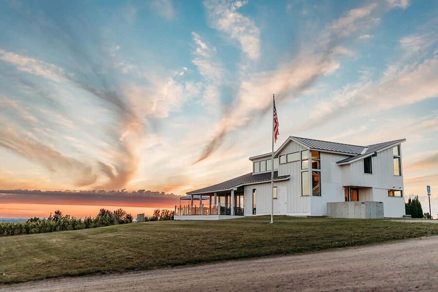 NON-BUS MOVIE STARS Leelanau Peninsula Sunset Wine Tour - How the four-stop route works