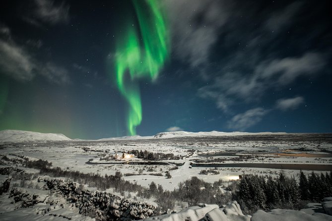 Northern Lights Bus Tour from Reykjavik with Hot Chocolate - What the northern lights may look like