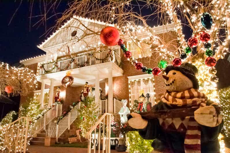 NYC: Dyker Heights and NYC Holiday Lights Luxury Bus Tour - Chinatown, SoHo, and Washington Square Arch