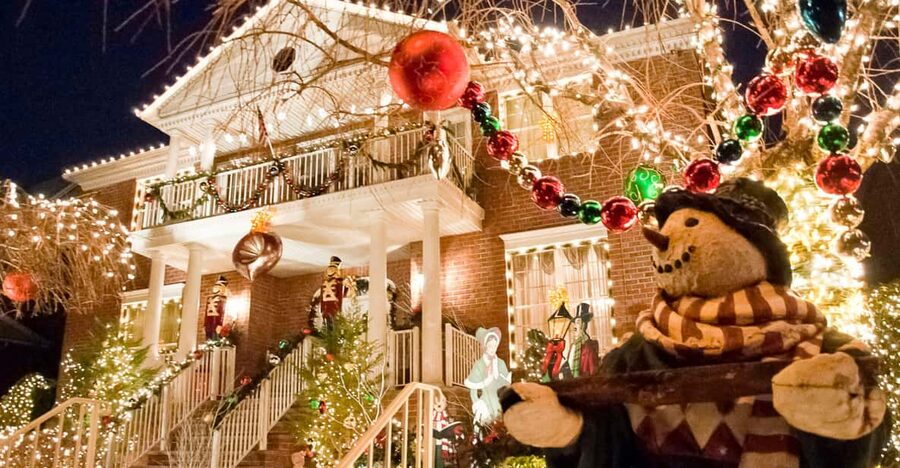 NYC: Dyker Heights and NYC Holiday Lights Luxury Bus Tour - Empire State Building, Flatiron Building, and the final tree